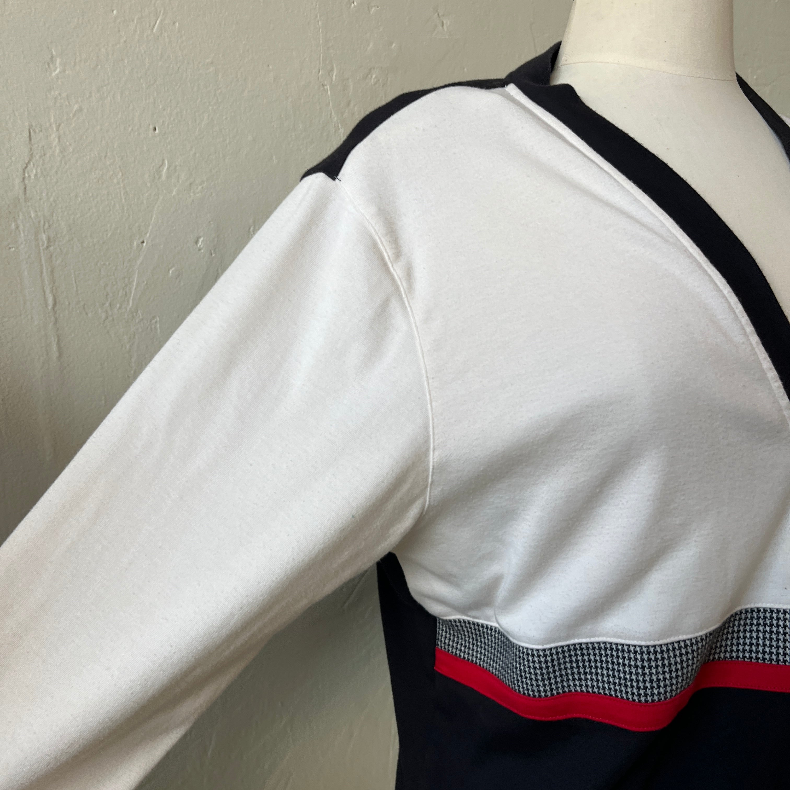 90s Embroidered Cardigan (M)