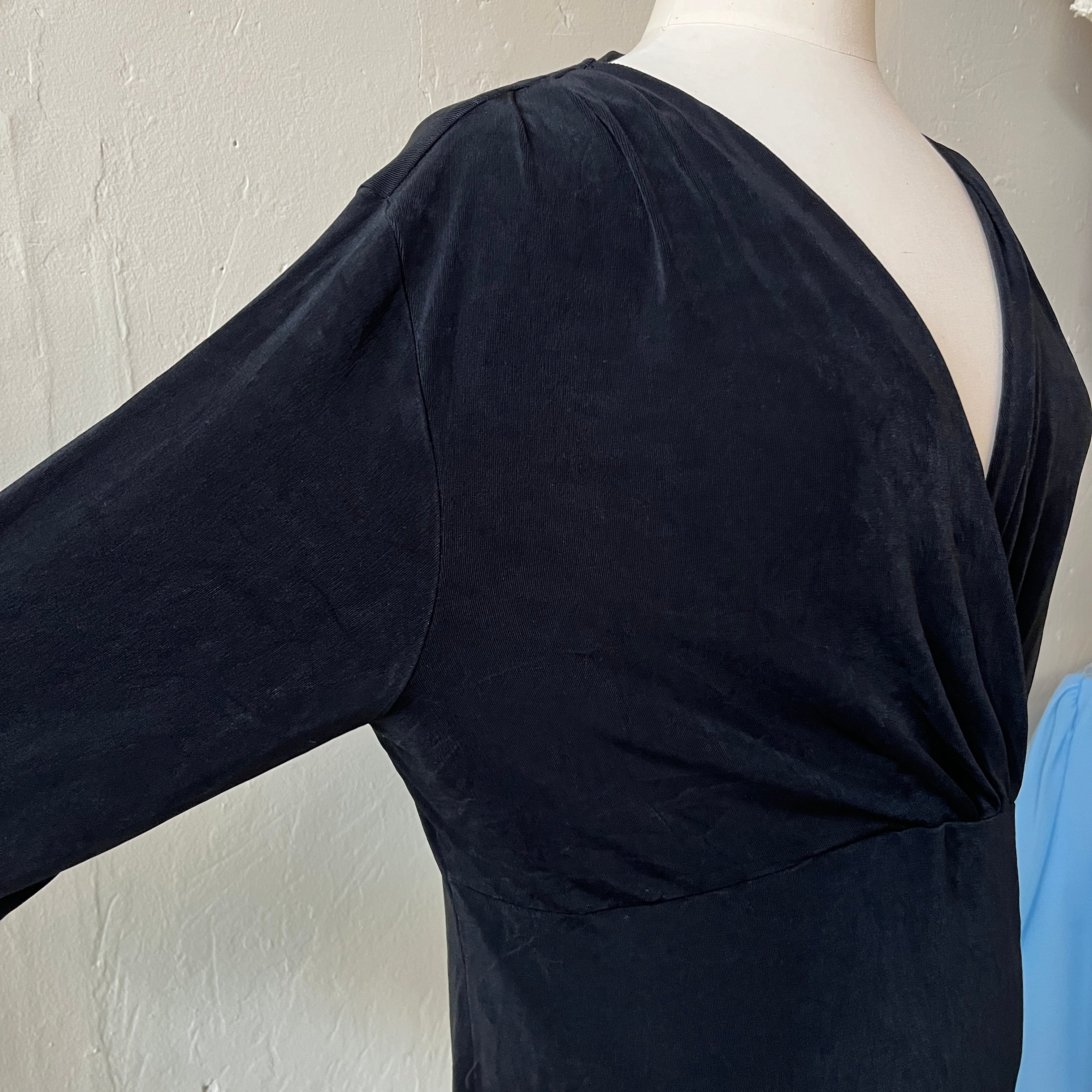 Black V-Neck (XL)